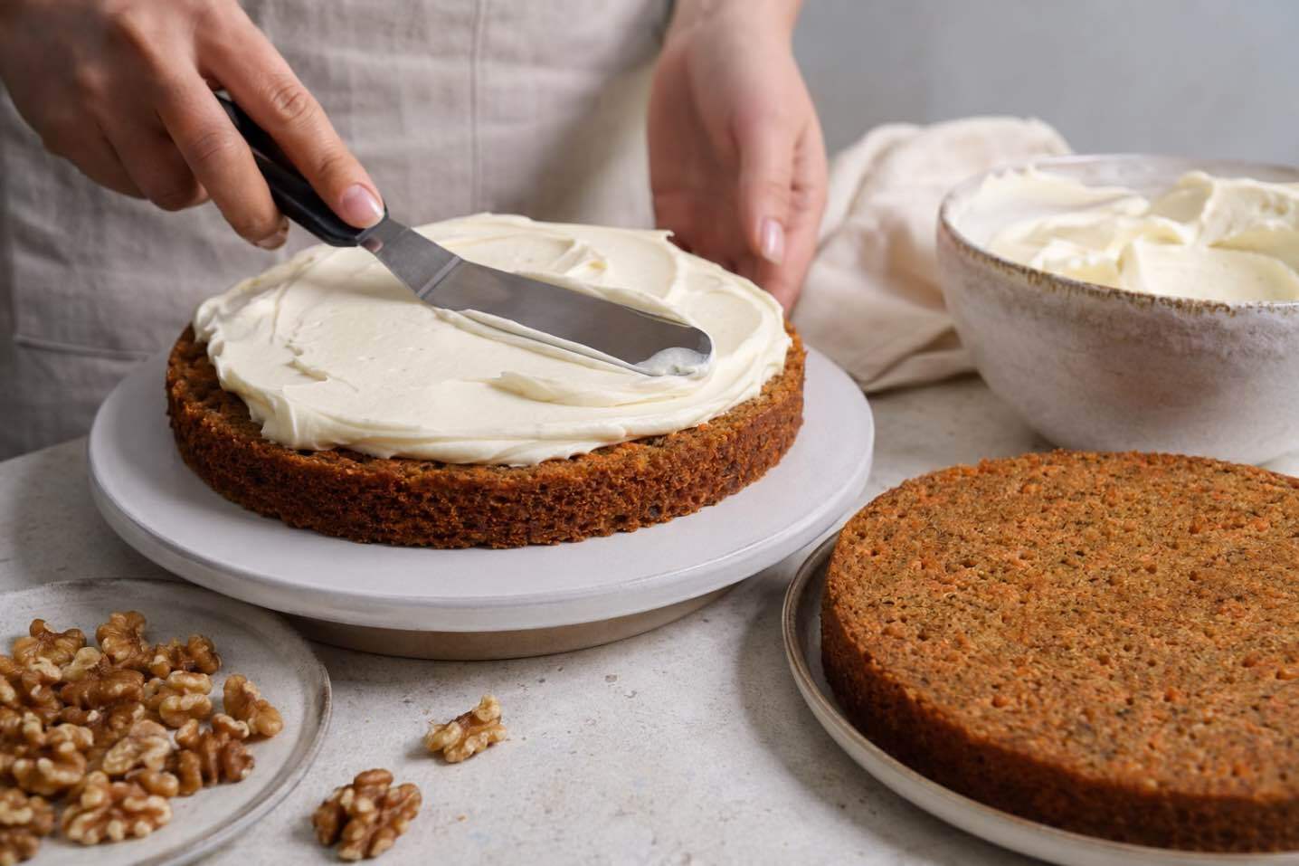 crema de branza carrot cake femeie care umple cu crema de branza tort carrot cake