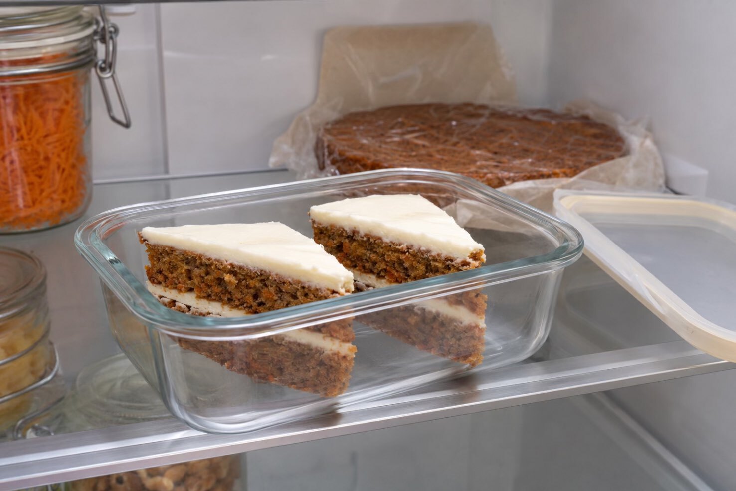 cat timp se pastreaza carrot cake felii de tort carrot cake in frigider
